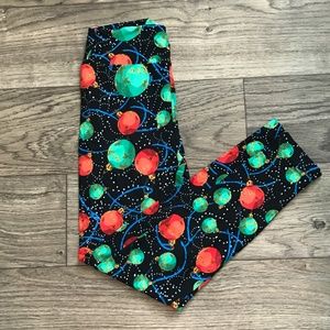 LuLaRoe One Size Black w/ Green & Red Christmas Ornament Leggings, fits sz: 2-10